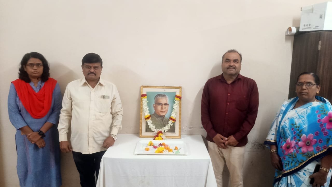 माजी मुख्यमंत्री दिवंगत वसंतराव नाईक यांना जिल्हाधिकारी कार्यालयात अभिवादन