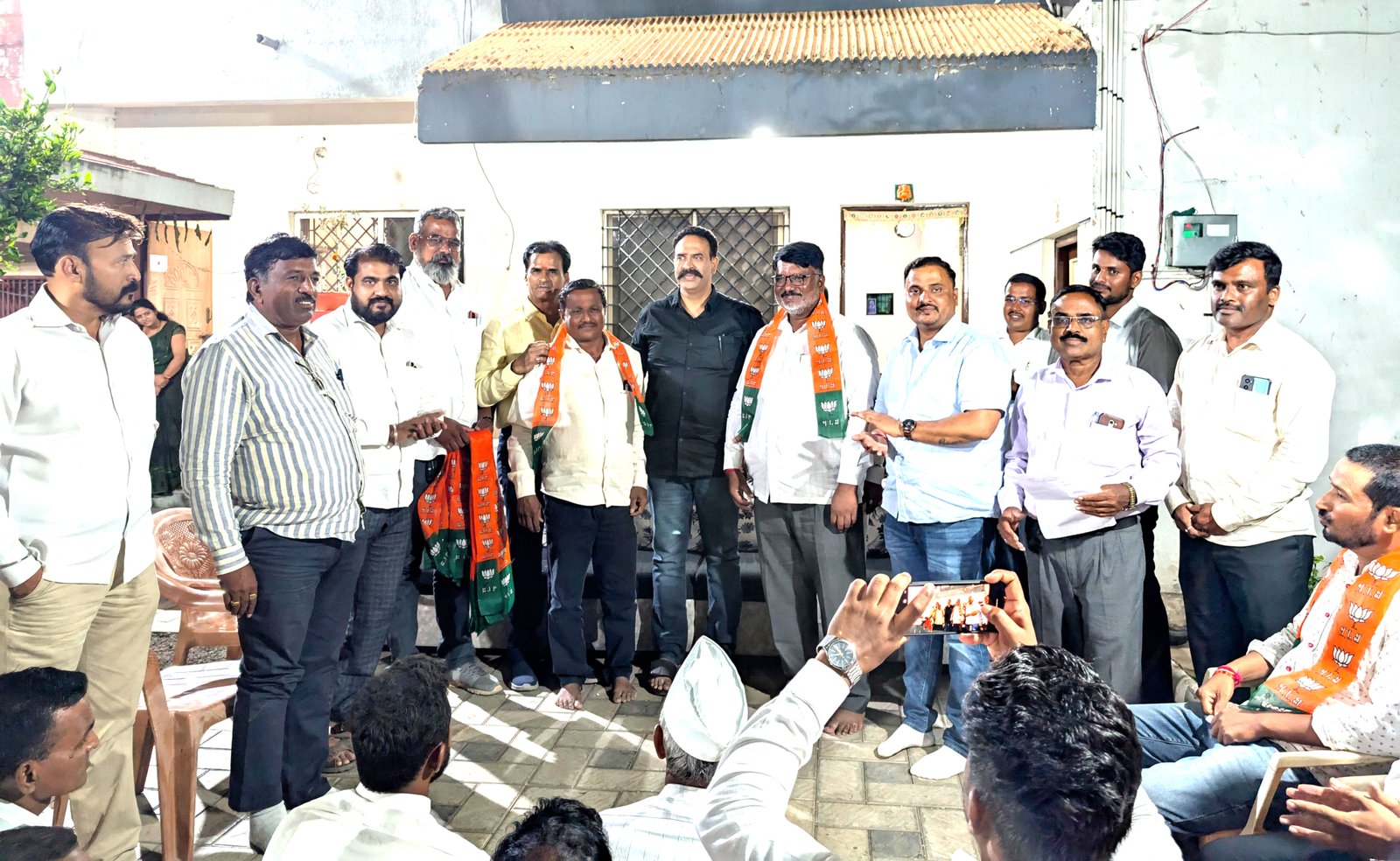 विडणी - धुळदेवचे आजी माजी सदस्यांचा भाजपा प्रवेश - राजे गटाला जोरदार धक्का