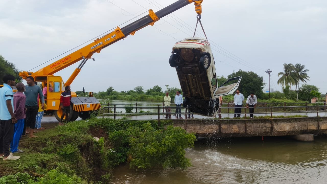 रस्त्याचा अंदाज नआल्याने चारचाकी कॅनॉल मध्ये 