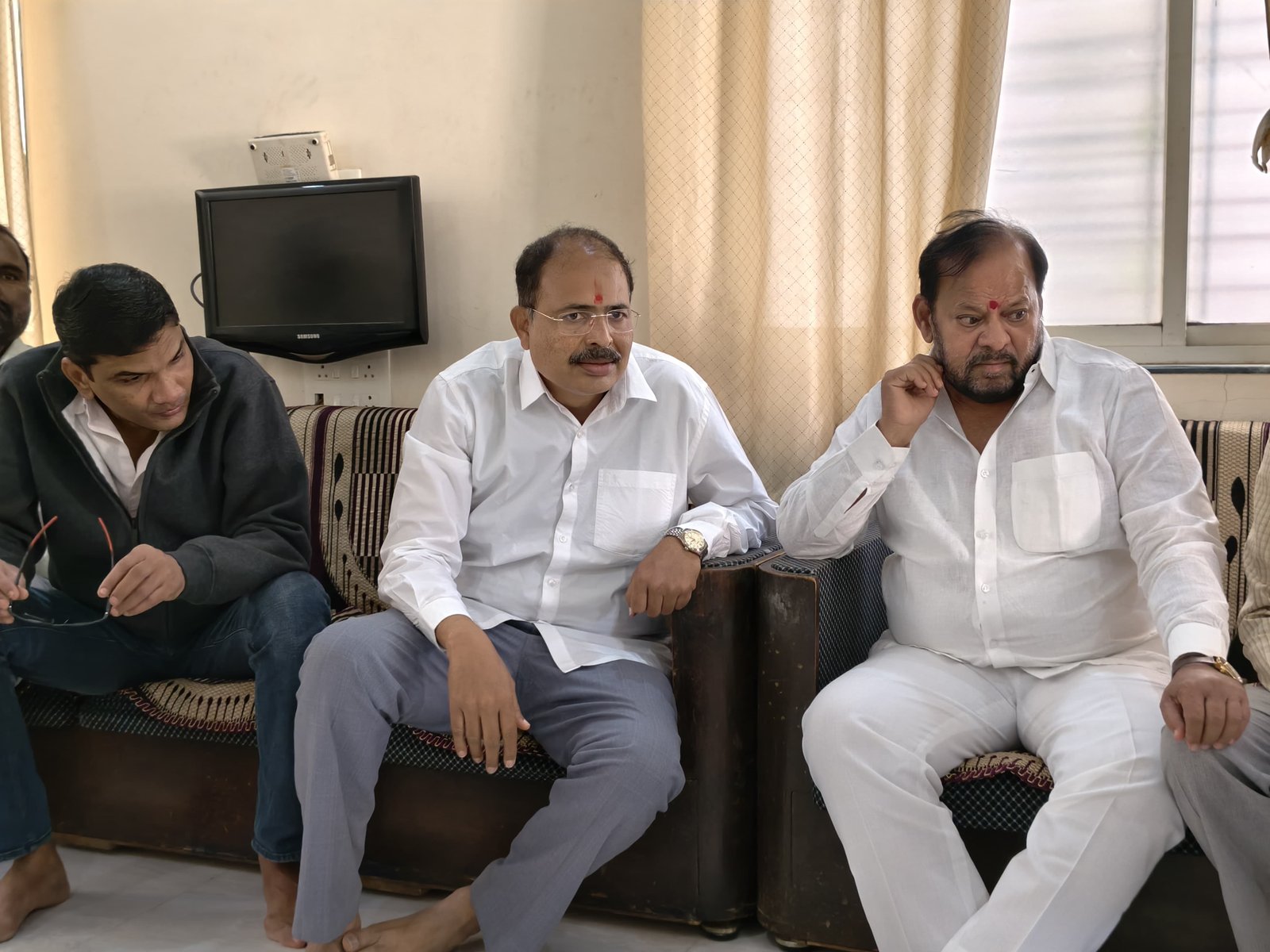 माजी आमदार शहाजी बापू पाटील यांनी घेतली समशेरसिंह नाईक निंबाळकर यांची भेट