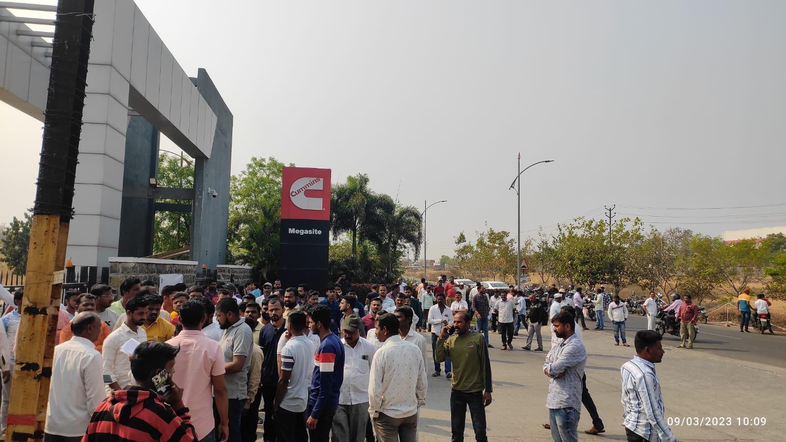 कमिन्स कंपनीत भूमिपुत्रांना सामावून घ्या : सुरवडी ग्रामस्थांचे कमिन्स बाहेर आंदोलन