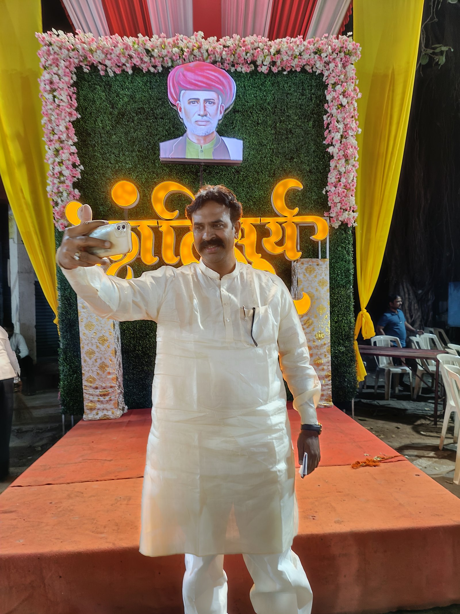 खासदार रणजितसिंह सेल्फीच्या प्रेमात : क्रांतिसूर्य सेल्फी पॉईंट वर सेल्फी काढत क्रांती सूर्यास अभिवादन