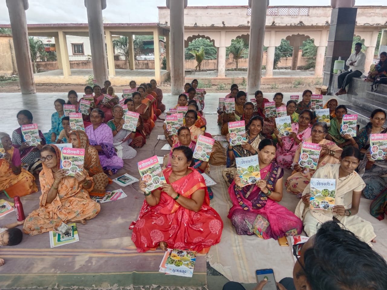 शेऱ्याचीवाडी ता. फलटण येथे महिला शेतकऱ्यांनी घेतली कृषि योजनांची माहिती