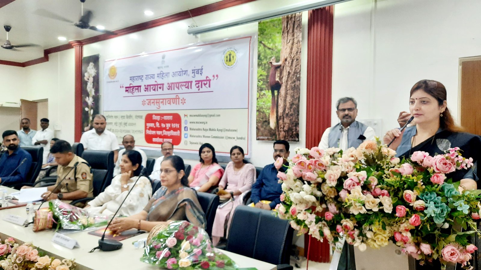   साताऱ्यात महिला आयोग आपल्या दारी उपक्रम : महिलांच्या तक्रारी सोडवून त्यांचे जीवन सुखमय करण्यासाठी प्रयत्नशील - रुपाली चाकणकर