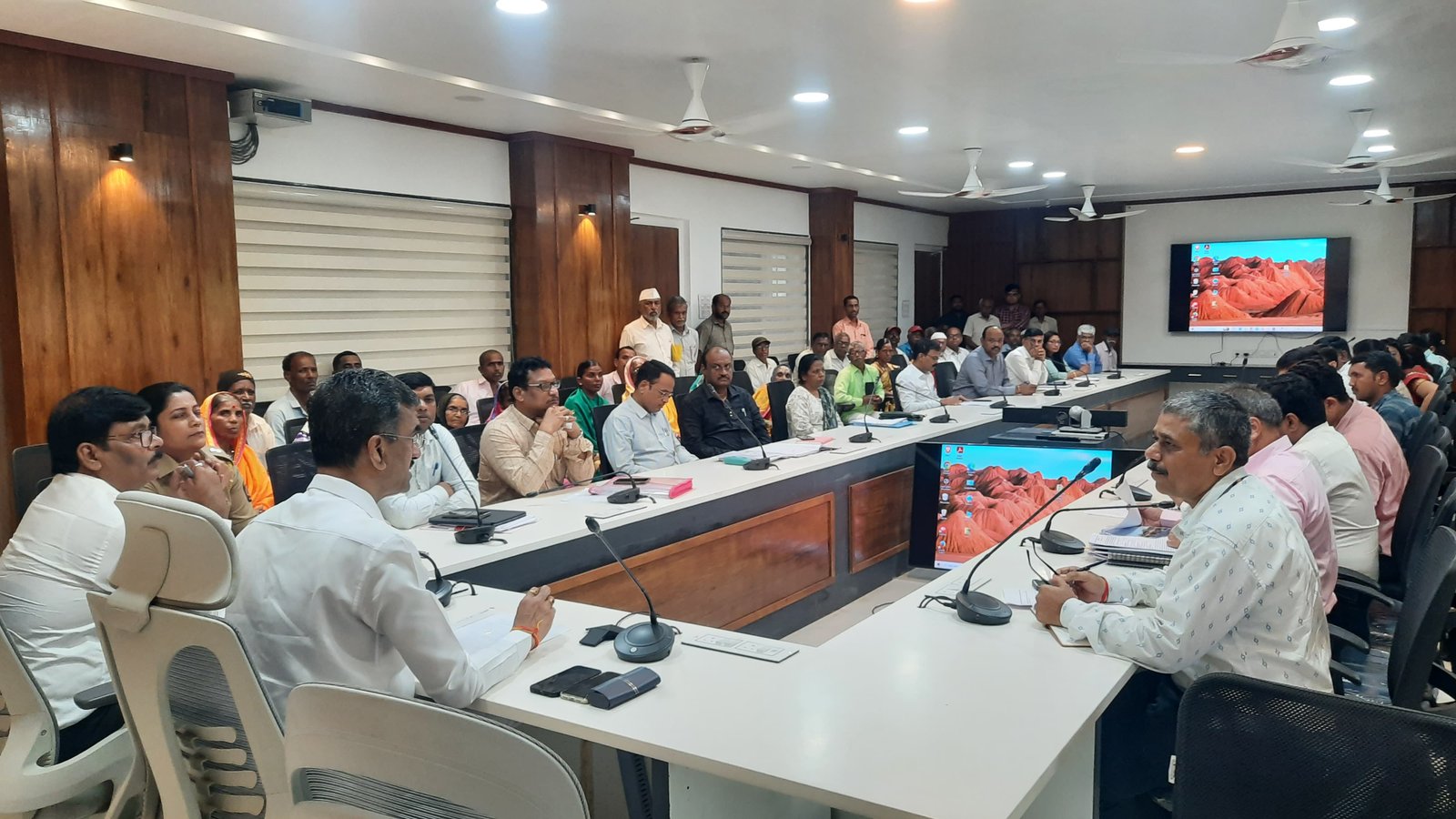 गणेश उत्सवापूर्वी  मिरवणुक व विसर्जन मार्गावरील खड्डे बुजवा - पालकमंत्री शंभूराज देसाई