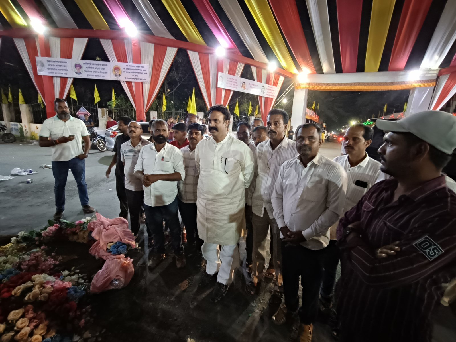 महात्मा फुले यांना खासदार रणजितसिंह यांच्या कडून अभिवादन 