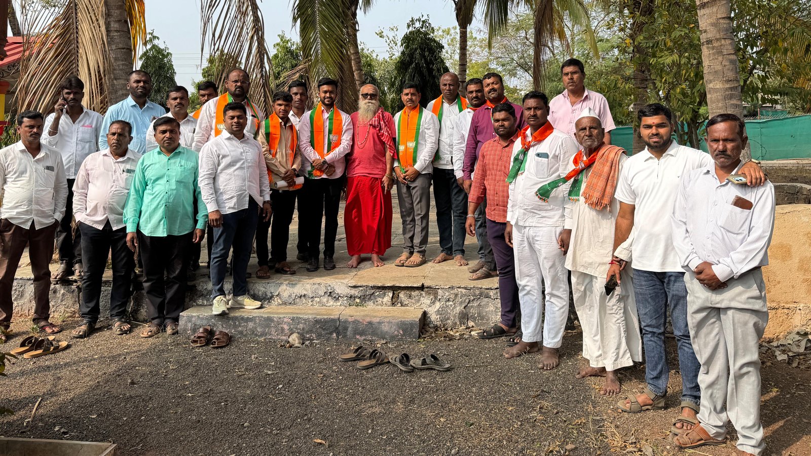 जयकुमार शिंदे, युवराज सस्ते (चेअरमन)यांच्या विज्यासाठी तरुण फौज प्रचाराचा मैदानात