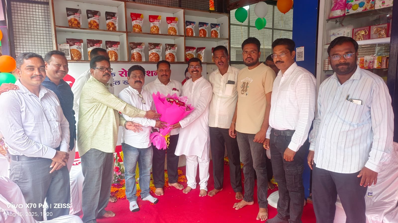 फलटणकर म्हणताहेत... व्वा! लई भारी!!   देवत्व बेकर्सच्या मावा केकची फलटणमध्ये दमदार एंट्री