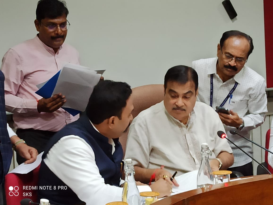 माढा लोकसभा मतदार संघातील रस्त्यांसाठी निधी मिळावा - खा. रणजितसिंह ना. निंबाळकर यांची मागणी