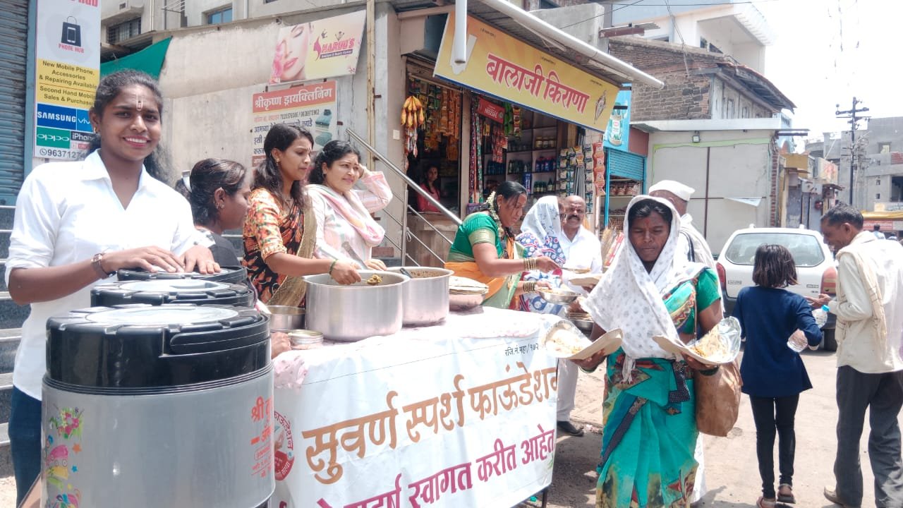 सुवर्णस्पर्श फाऊंडेशन फलटणच्या वतीने वारकऱ्यांना अन्नदान 