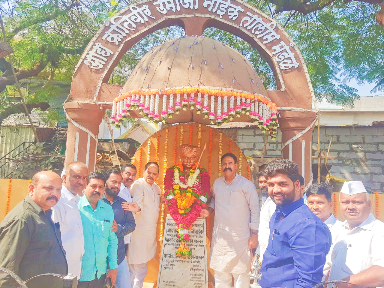 उमाजी नाईक यांच्या पुण्यतिथीनिमित्त  फलटण येथे अभिवादन : खा. रणजितसिंह यांच्या कडून 10 लाखाचा निधी 