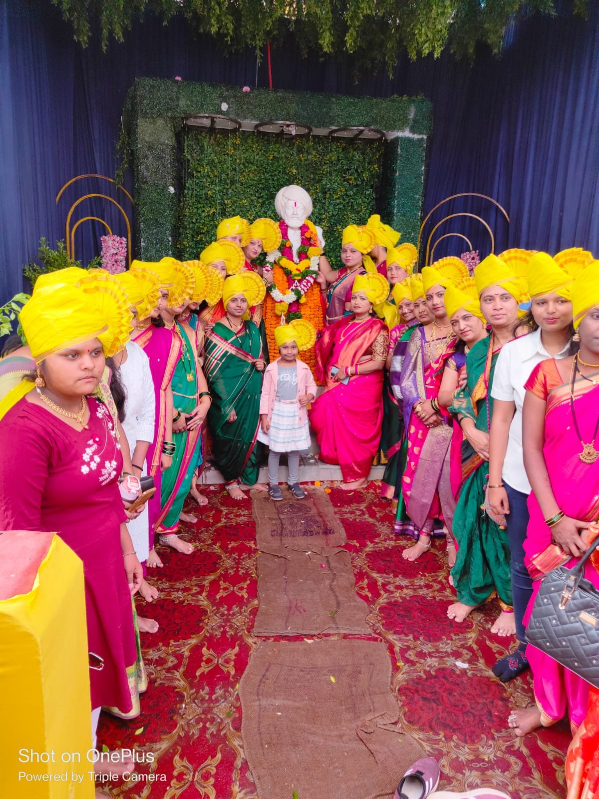 सावित्रीच्या लेकींनी केले महात्मा फुले यांना अभिवादन 