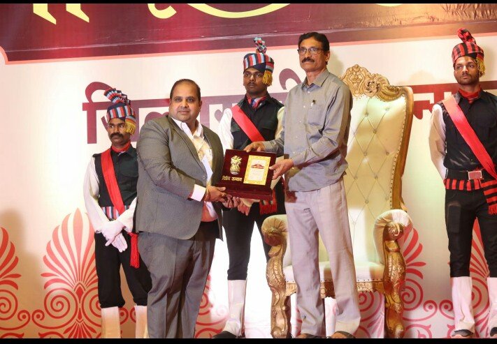 इंटरनॅशनल ट्रेनर राज काळे मुंबई भूषण पुरस्काराने सन्मानित