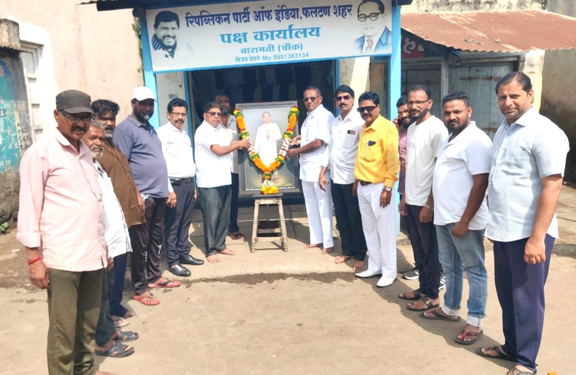 रिपाईच्या वतीने लोकशाहीर आण्णाभाऊ साठे यांना फलटण येथे अभिवादन