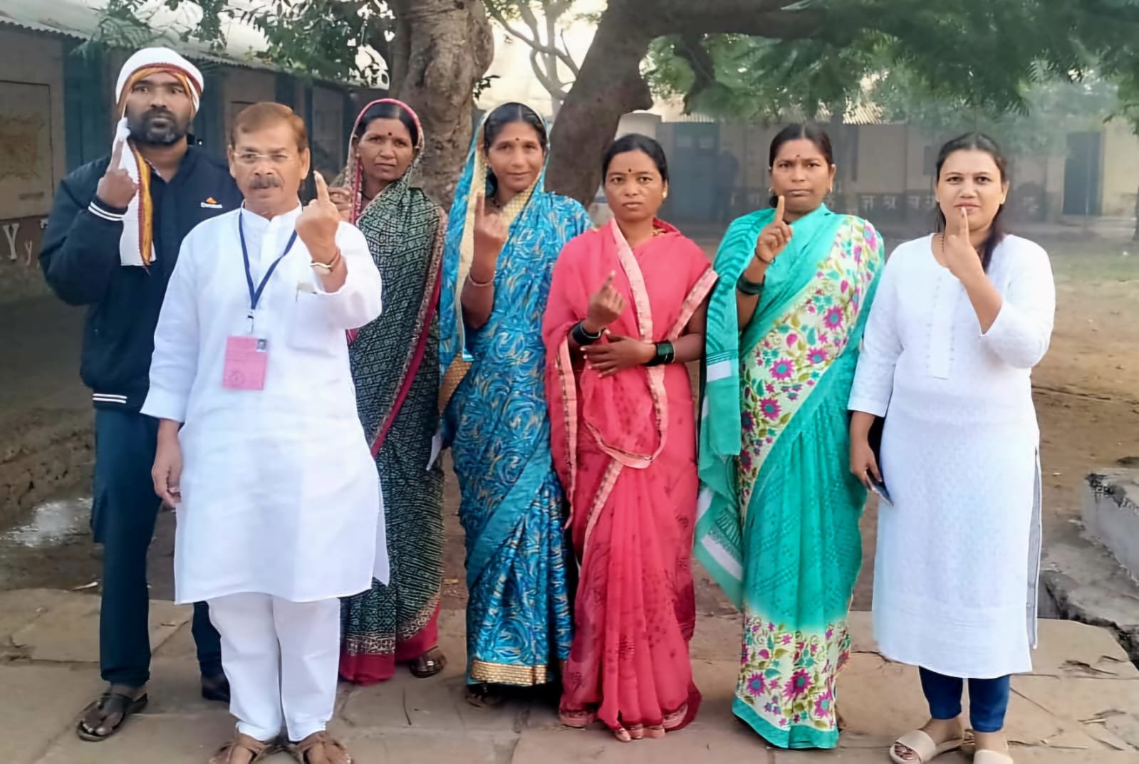 परिवर्तन महाशक्तीचे उमेदवार प्रा.रमेश आढाव यांनी बजावला मतदानाचा हक्क