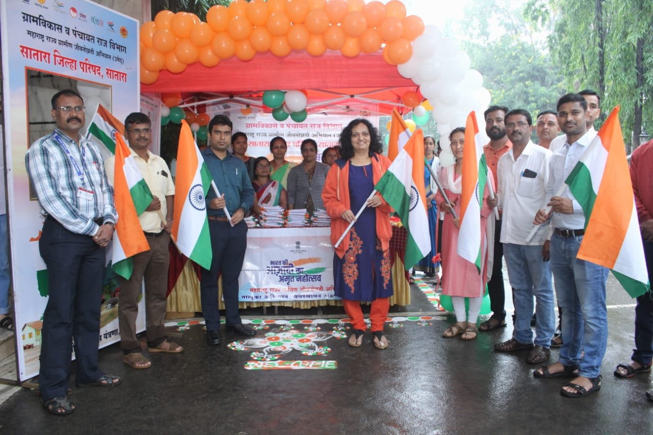 जिल्हा परिषदेत उभारण्यात आलेला सेल्फी पॉईंटचे व ध्वज केंद्राचे  मुख्य कार्यकारी अधिकारी विनय गौडा यांच्या हस्ते उद्घाटन