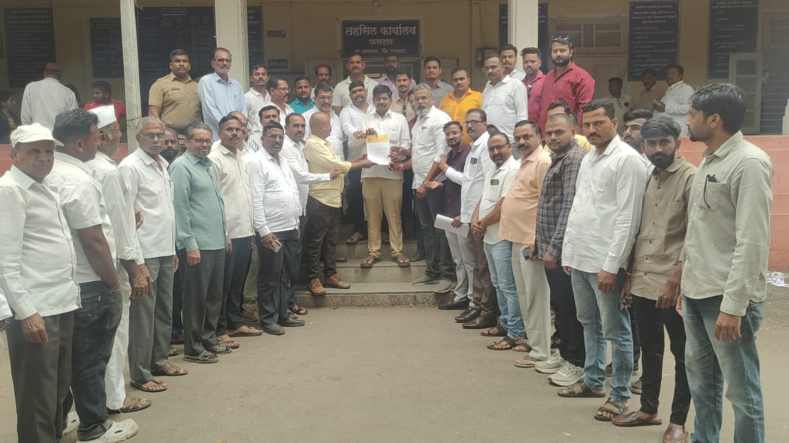 महात्मा फुले यांच्या नामफलकाच्या विटंबनेप्रकरणी फलटणमध्ये निदर्शने