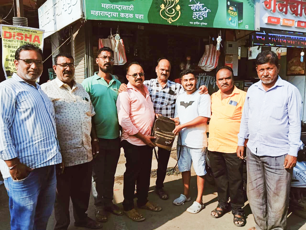 फलटण येथील भाजी विक्रेता युवक अनिकेत टिळकचा प्रामाणिकपणा : ७८५०० रोख रक्कम केली परत 