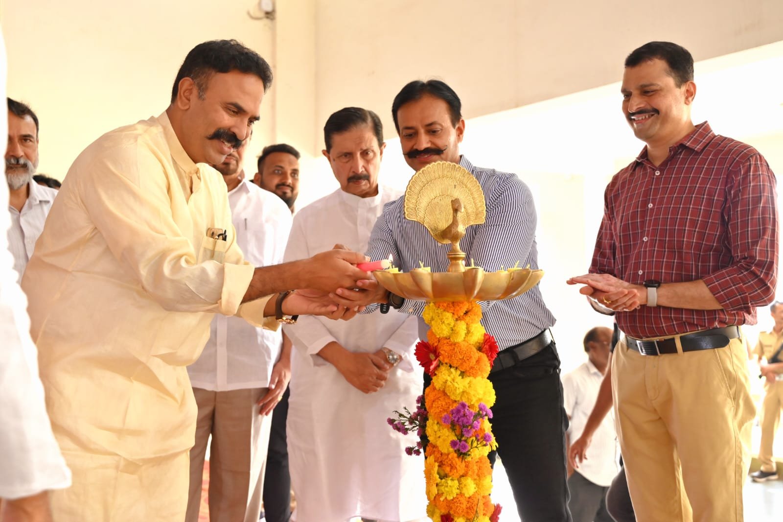 वडूजमध्ये वैद्यकीय अधिकारीच उचलतात कोरोनाबाधित मृतदेह