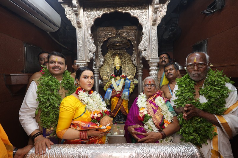 बा... विठ्ठला शेतकरी, कष्टकरी वर्गाला सुजलाम सुफलाम कर ! ;  उपमुख्यमंत्री देवेंद्र फडणवीस यांचे श्री विठ्ठलचरणी साकडे