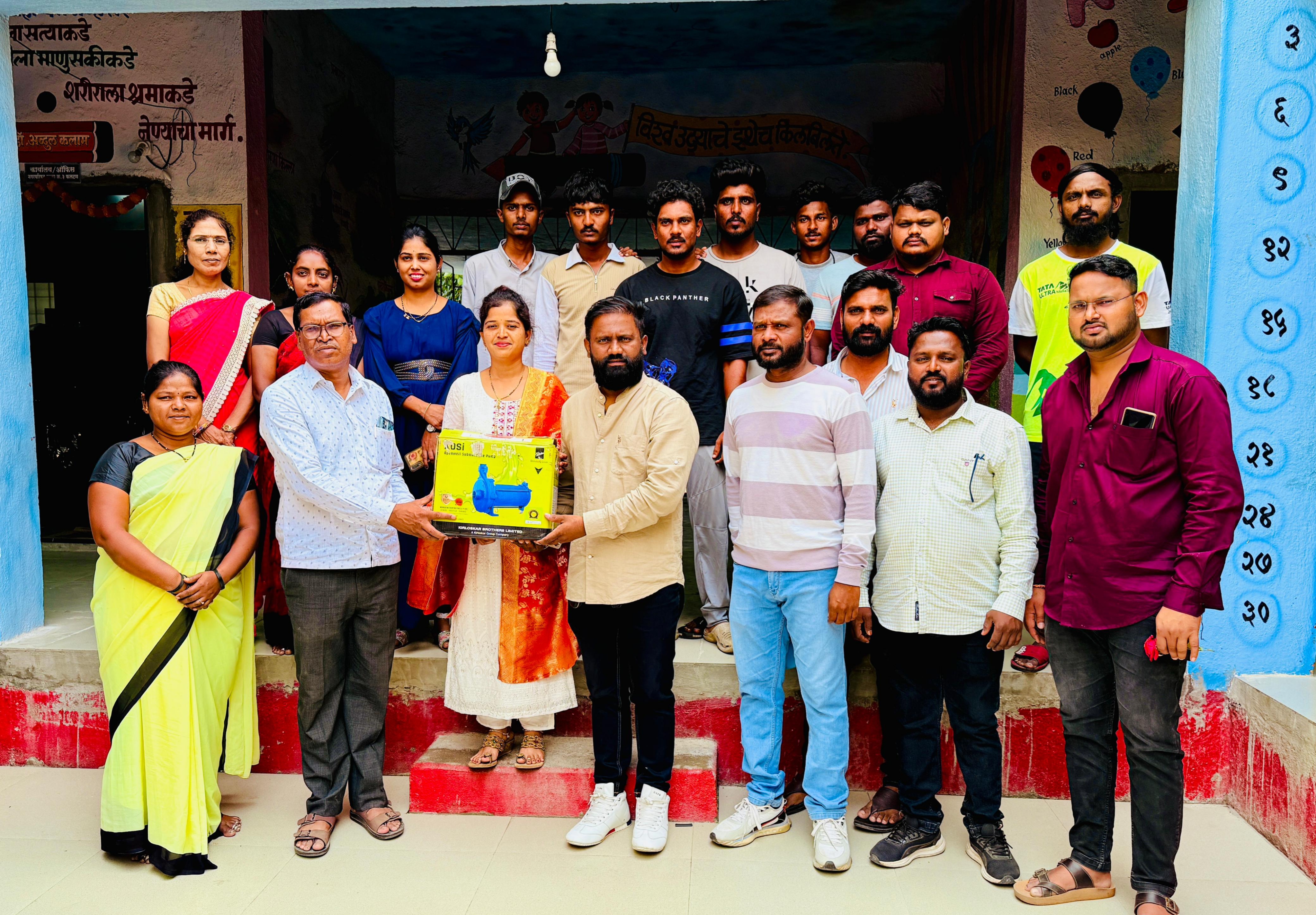 युवा उद्योजक संग्राम अहिवळे व सौ. सोनू संग्राम अहिवळे यांचे कडून फलटण नगर परिषद शाळा क्र 3 ला सबमर्सीबल पंप ( पाणी उपासयची मोटर ) भेट