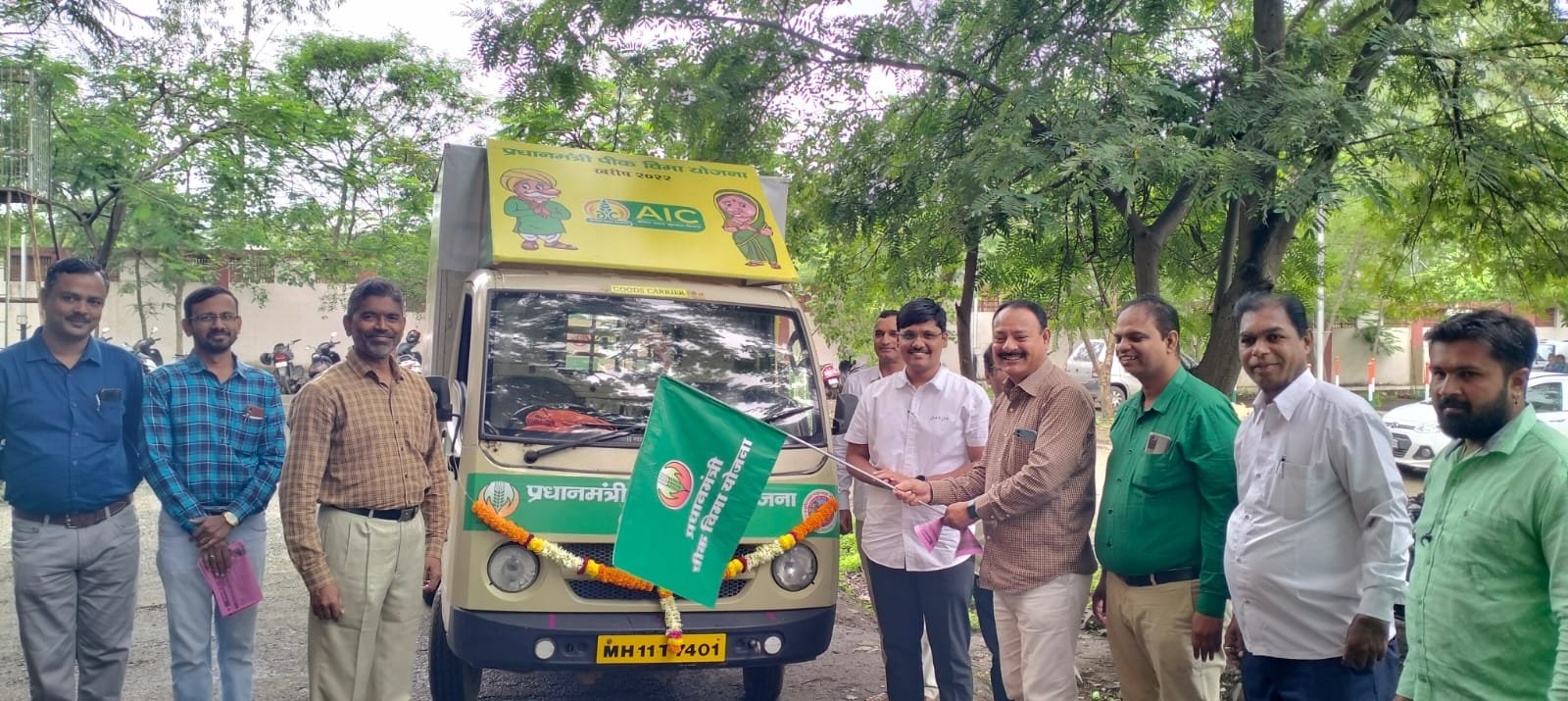 प्रधानमंत्री पीक विमा योजनेची चित्ररथाद्वारे प्रसिद्धी