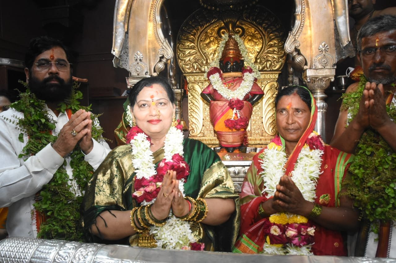 विठ्ठला… समाजातील सर्व घटकातील लोकांच्या जीवनात सुख व समृद्धी येण्यासाठी कोरोनासह सर्व अडचणी दूर कर - मुख्यमंत्र्यांचे विठ्ठलाच्या चरणी साकडे