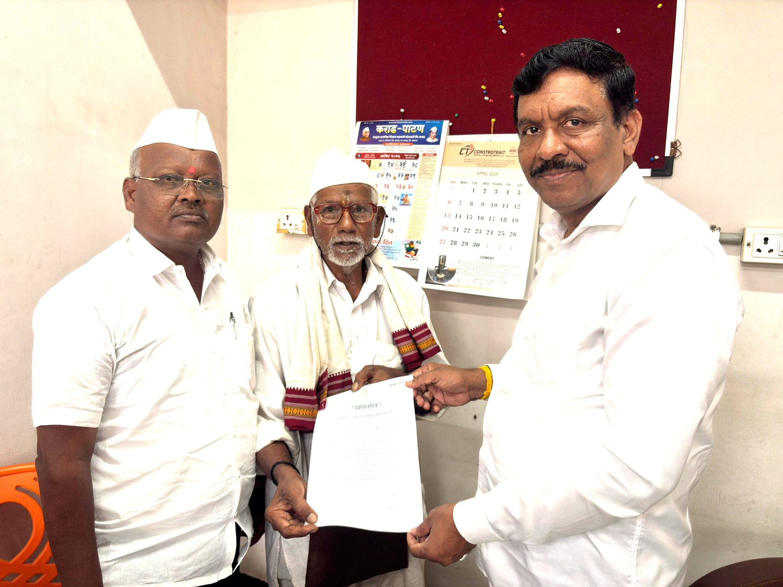 आमदार सचिन पाटील यांच्याकडून ह.भ.प. अर्जुनराव कापसे (महाराज) यांना सन्मानपत्र प्रदान 